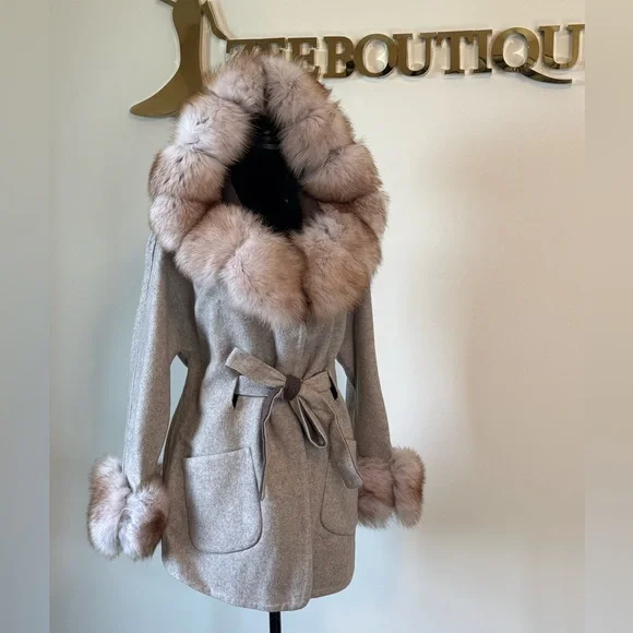 Elegant Gray Alpaca Coat with fox Fur details - Picture 3 of 9